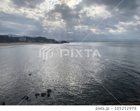 海に差し込む光 105252978