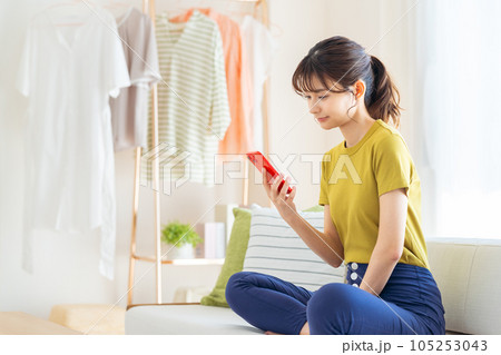 リビングでくつろぐ若い女性 105253043