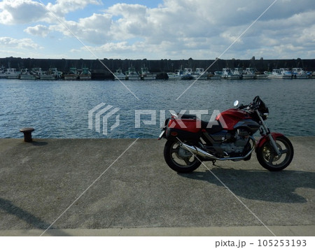 MOTOGUZZIで海沿いを走る MOTOGUZZIで海沿いを走る 105253193