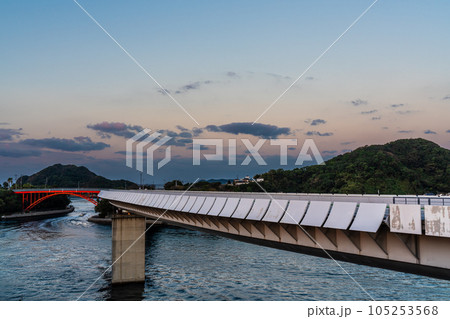 牛深ハイヤ大橋の朝風景　【熊本県天草市牛深】 105253568