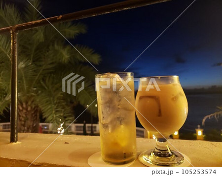 レモンサワーとカシスオレンジ レモンサワーとカシスオレンジ 105253574