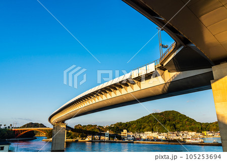 牛深ハイヤ大橋の日の出　【熊本県天草市牛深】 105253694