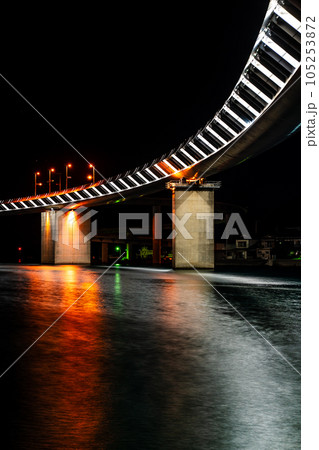 牛深ハイヤ大橋の夜景ライトアップ　【熊本県天草市牛深】 105253872