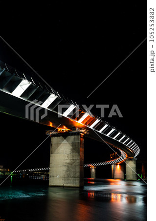 牛深ハイヤ大橋の夜景ライトアップ　【熊本県天草市牛深】 105253882