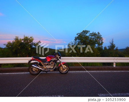 朝焼け風車とバイク 朝焼け風車とバイク 105253900