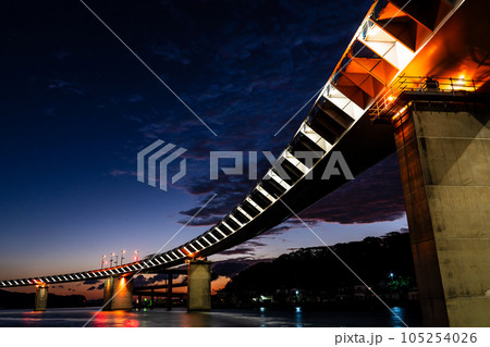 牛深ハイヤ大橋の夜明け前　【熊本県天草市牛深】 105254026