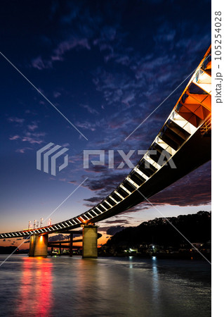 牛深ハイヤ大橋の夜明け前 【熊本県天草市牛深】 牛深ハイヤ大橋の夜明け前 【熊本県天草市牛深】 105254028