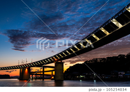 牛深ハイヤ大橋の夜明け前　【熊本県天草市牛深】 105254034