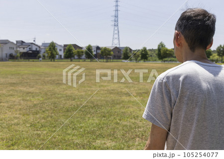 公園で一人佇む中高年男性の後ろ姿 105254077