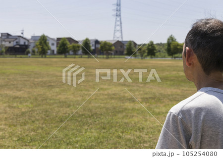公園で一人佇む中高年男性の後ろ姿 105254080
