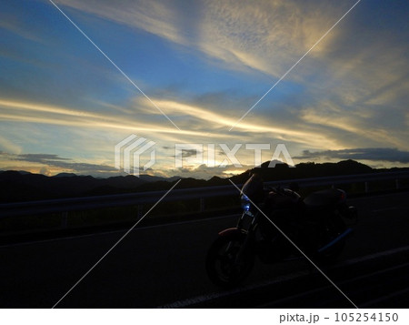 朝焼けと風車とバイク 105254150