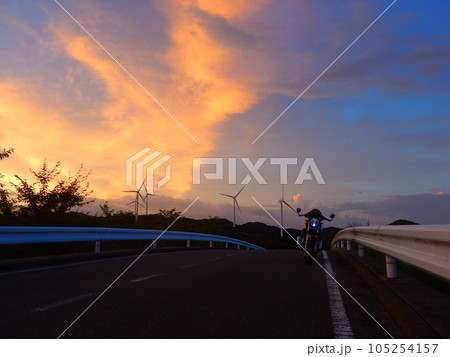 朝焼けと風車とバイク 朝焼けと風車とバイク 105254157