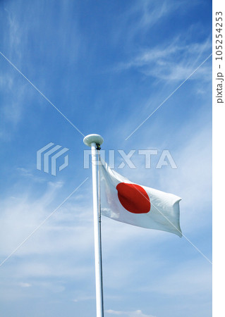 青空にはためく日の丸の旗 105254253