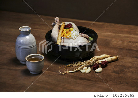 korean traditional food samgyetang, chicken soup with ginseng and glass 105255665
