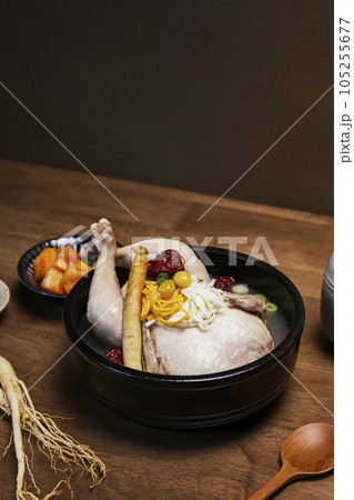 korean traditional food samgyetang, chicken soup with ginseng with korean traditional alcohol 105255677