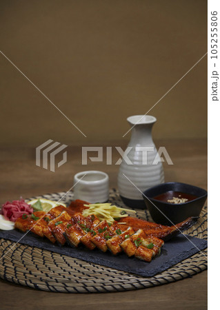 korean traditional food, grilled eel with korean traditional alcohol 105255806
