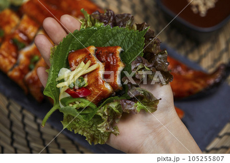 korean traditional food, grilled eel wraps 105255807