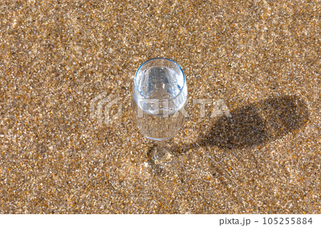 beach and champagne glass 105255884