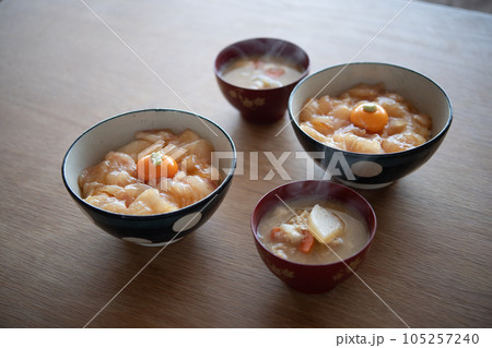 天然ヒラメの漬け丼とお味噌汁 105257240