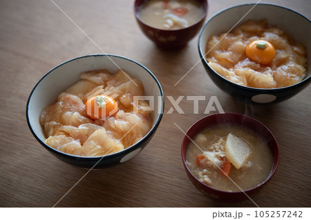天然ヒラメの漬け丼と、お味噌汁 105257242