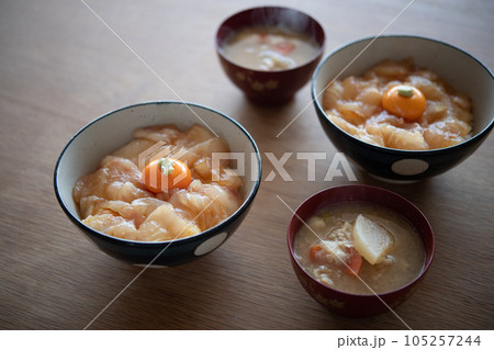 天然ヒラメの漬け丼とお味噌汁 105257244