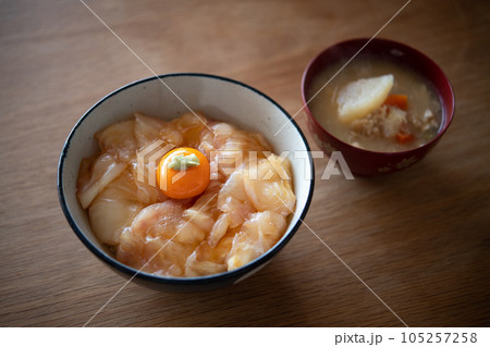 天然ヒラメの漬け丼 〜卵黄のせ〜 天然ヒラメの漬け丼 〜卵黄のせ〜 105257258