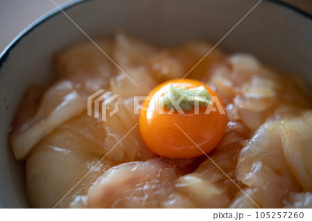 天然ヒラメの漬け丼 〜卵黄のせ〜 105257260
