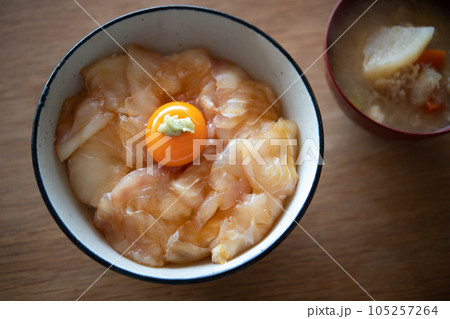 天然物のヒラメと高級卵のどんぶり 105257264