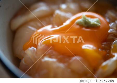 天然ヒラメの漬け丼 〜卵黄のせ〜 天然ヒラメの漬け丼 〜卵黄のせ〜 105257269