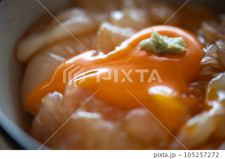 天然ヒラメの漬け丼 〜卵黄のせ〜 105257272