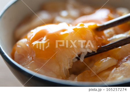 天然物のヒラメの漬け丼 105257274