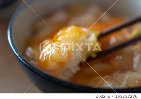 天然物のヒラメの丼 105257276