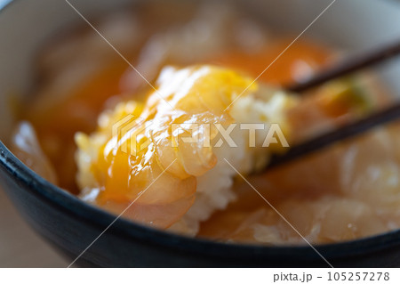 天然物のヒラメの丼 天然物のヒラメの丼 105257278