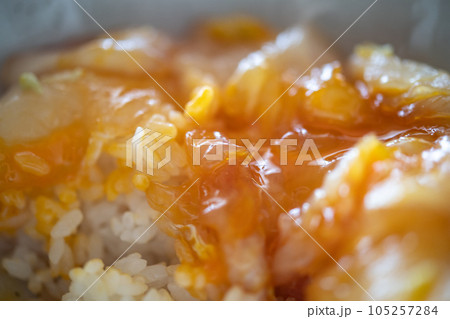 天然ヒラメの漬け丼 〜卵黄のせ〜 天然ヒラメの漬け丼 〜卵黄のせ〜 105257284
