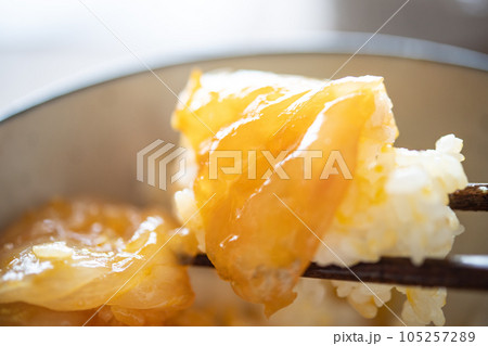 天然ヒラメの漬け丼 〜卵黄のせ〜 105257289
