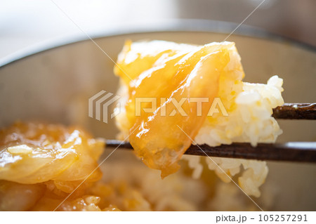 天然ヒラメの漬け丼 〜卵黄のせ〜 105257291