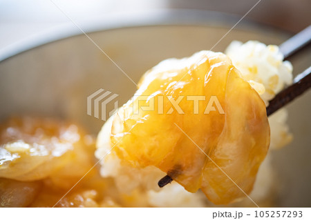 天然ヒラメの漬け丼 〜卵黄のせ〜 天然ヒラメの漬け丼 〜卵黄のせ〜 105257293