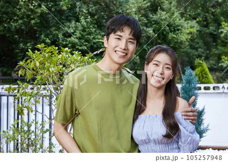 summer lifestyle, smiling korean asian young couple outdoor 105257948