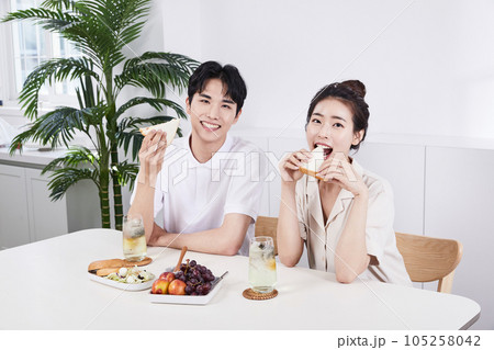 summer lifestyle, korean asian young couple having sandwich 105258042
