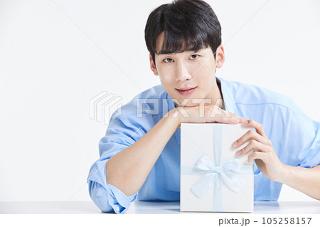 korean asian young man with gift box 105258157