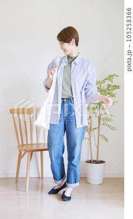 女性春服のファッションコーディネート全身（縦向き） 105258366