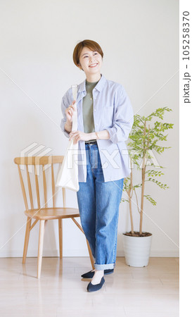 女性春服のファッションコーディネート全身（縦向き） 105258370