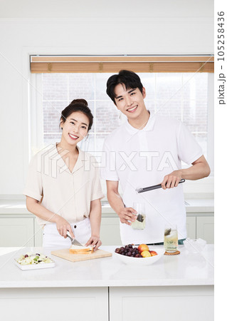 summer lifestyle, korean asian young couple cooking in kitchen 105258436