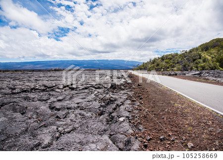 ハワイ　ハワイ島　サドルロードからの脇道から撮影。固まった溶岩のむこうにあるマウナロア 105258669