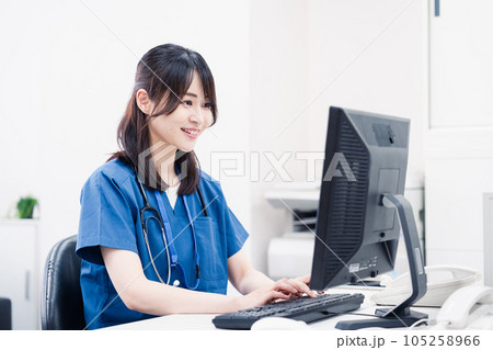 事務作業をする医療スタッフ 105258966