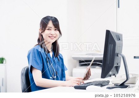 事務作業をする医療スタッフ 事務作業をする医療スタッフ 105258976
