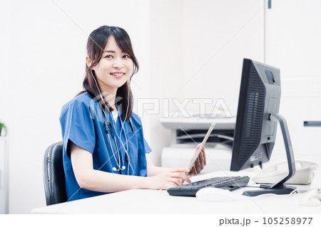 事務作業をする医療スタッフ 105258977