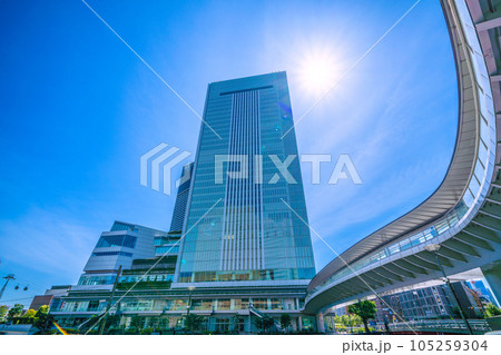 日本の横浜都市景観　横浜市新市庁舎やさくらみらい橋などを望む 105259304