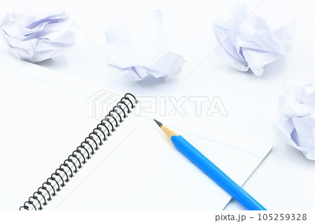 提出期限・締切りのイメージ（鉛筆とノート） 105259328