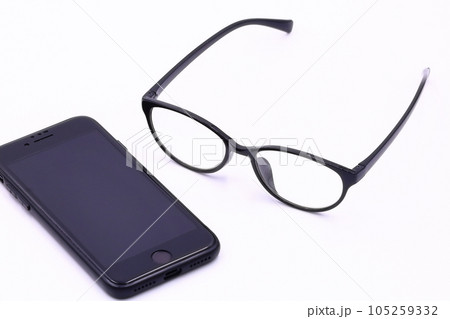 眼鏡のイメージ(老眼鏡とスマートフォン) 眼鏡のイメージ(老眼鏡とスマートフォン) 105259332